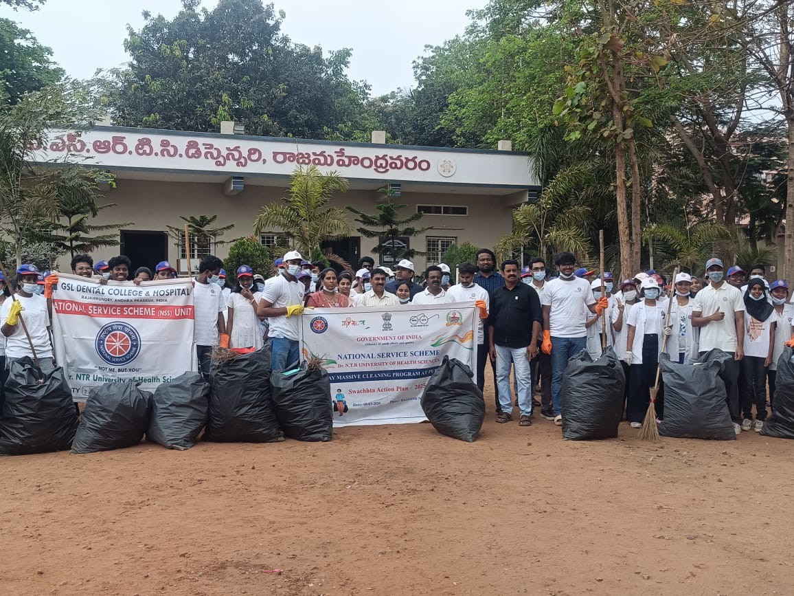 బస్టాండ్ ఆవరణలో స్వచ్ఛత కార్యక్రమం