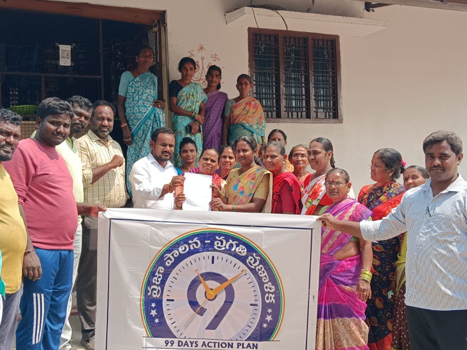 పరిశుభ్రత పర్యావరణంపై గ్రామస్తులకు అవగాహన