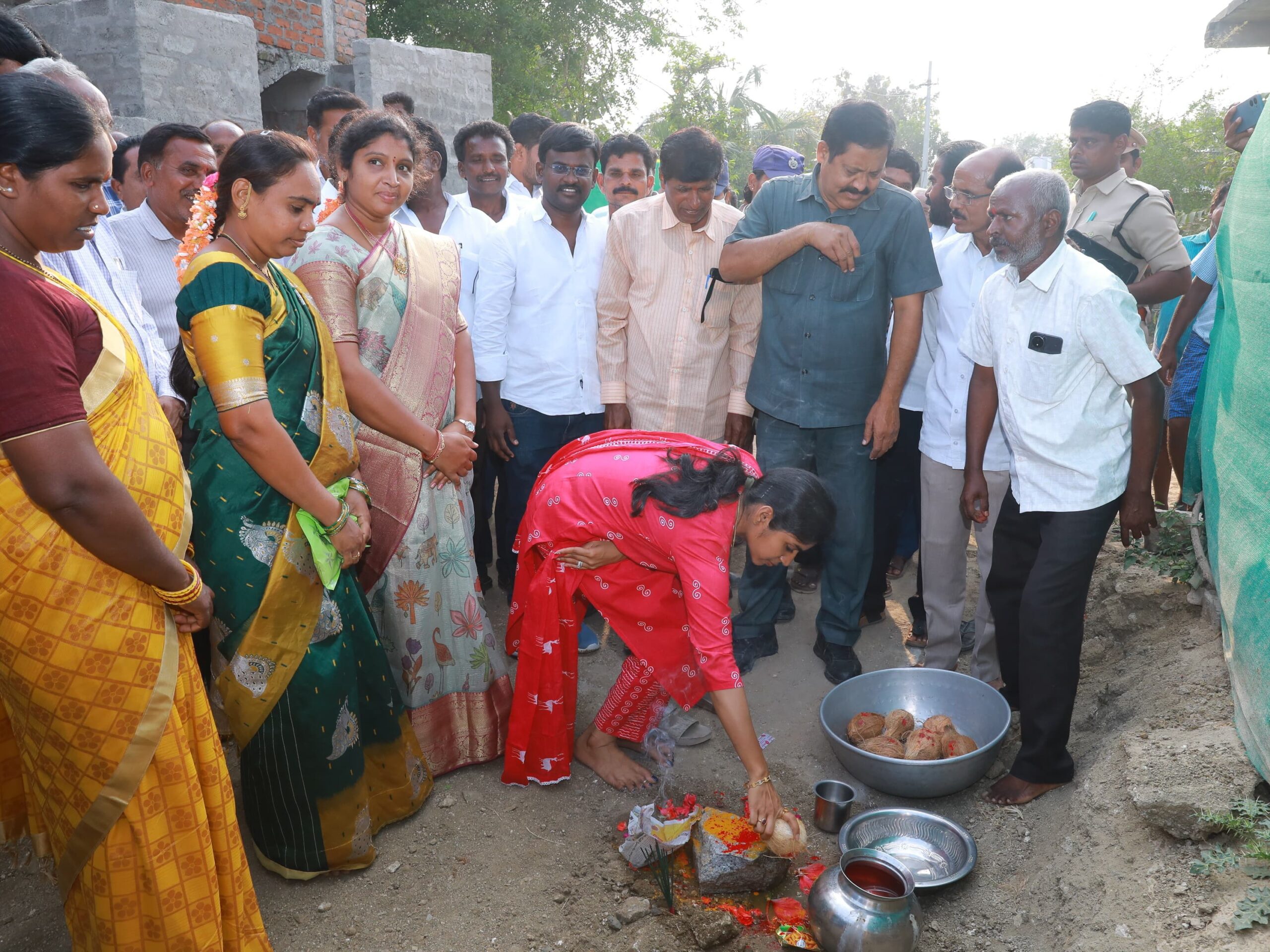 సీసీ రోడ్డు పనులను ప్రారంభించిన ఎమ్మెల్యే
