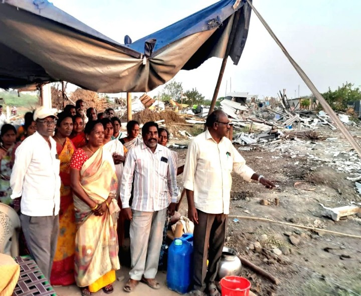 పేదల గుడిసెలను తొలగించిన ప్రైవేటు వ్యక్తులు