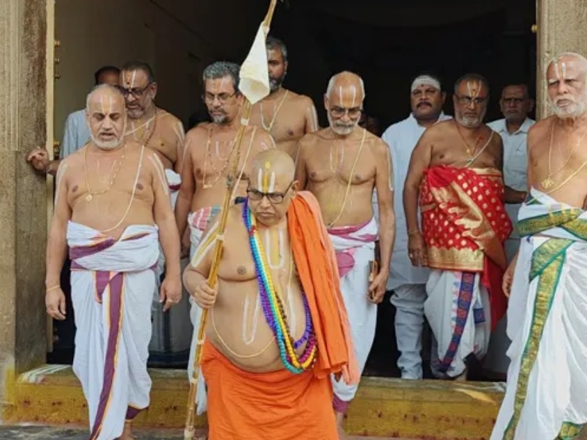 దేశ పర్యటనకు బయలుదేరిన అహోబిలం పీఠాధిపతి