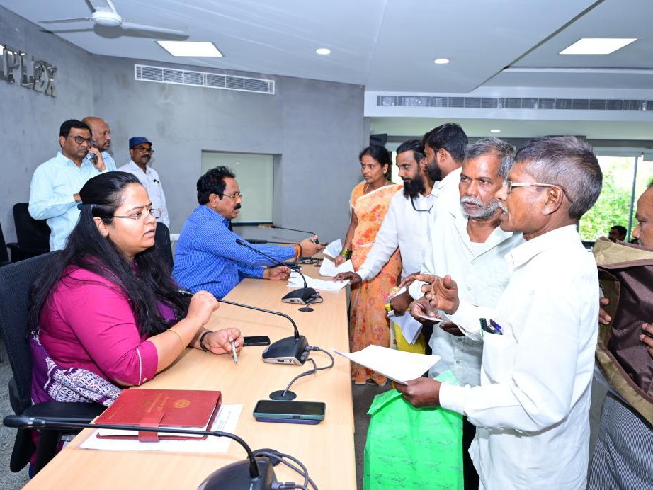 ‘అర్జీల పరిష్కారంలో నిర్లక్ష్యం వద్దు’