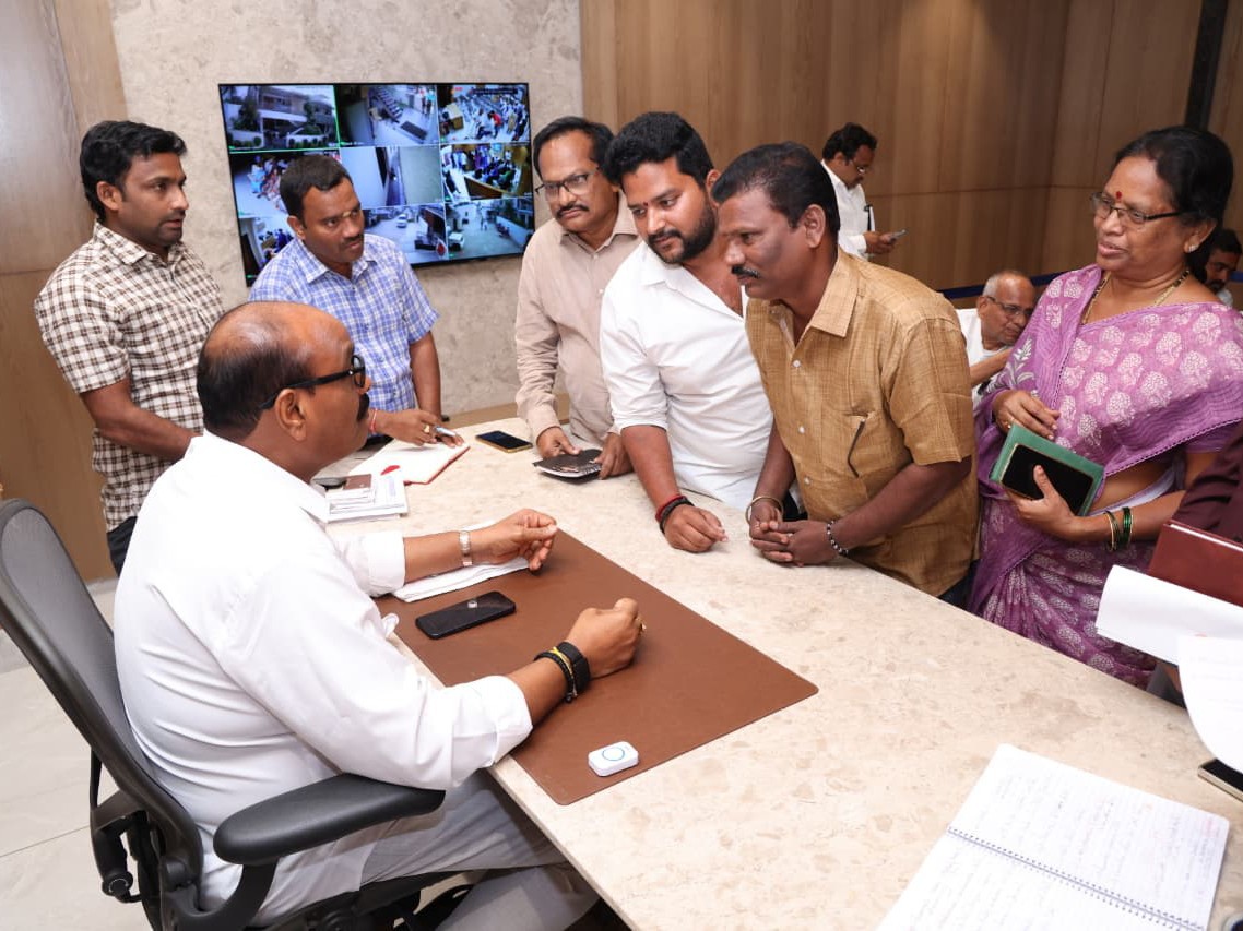 ప్రజల నుంచి వినతులు స్వీకరించిన మంత్రి