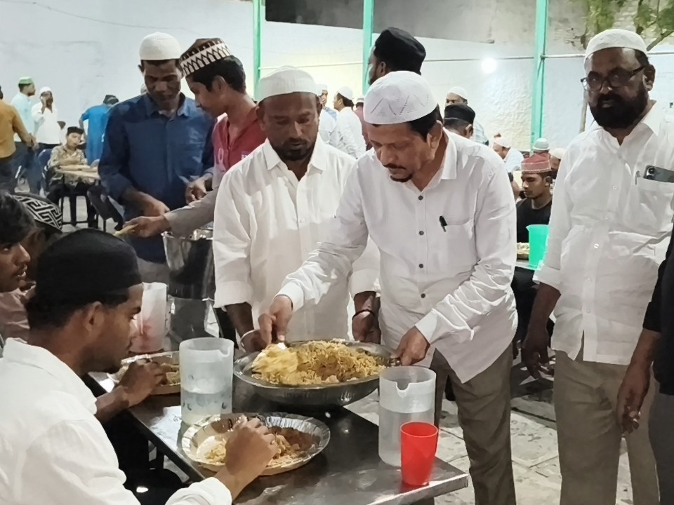 ఉపవాస దీక్షపరులకు ఇఫ్తార్ విందు