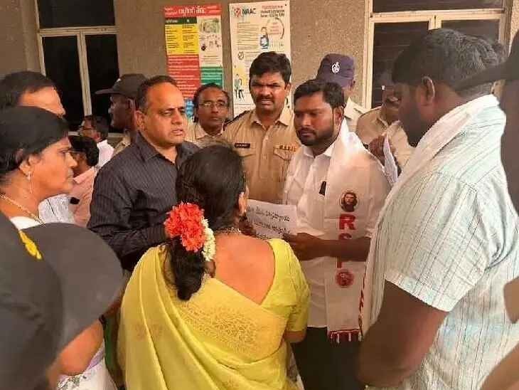 YVUలో నల్ల బ్యాడ్జీలతో నిరసన..!