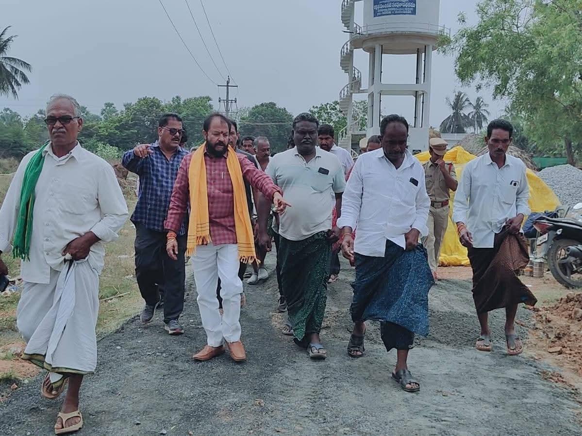 రోడ్ల నిర్మాణ పనులను పరిశీలించిన ఎమ్మెల్యే