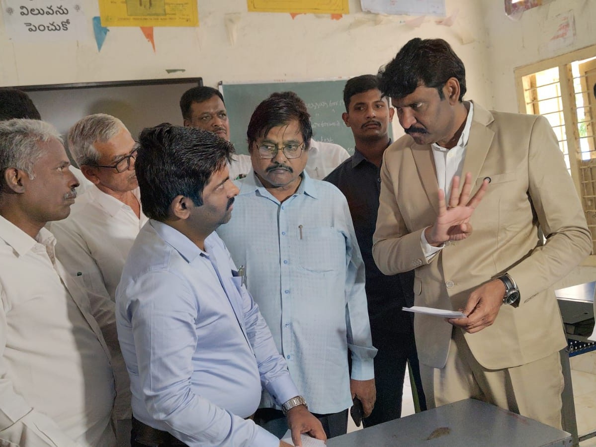 వసతి గృహంలో తనిఖీలు