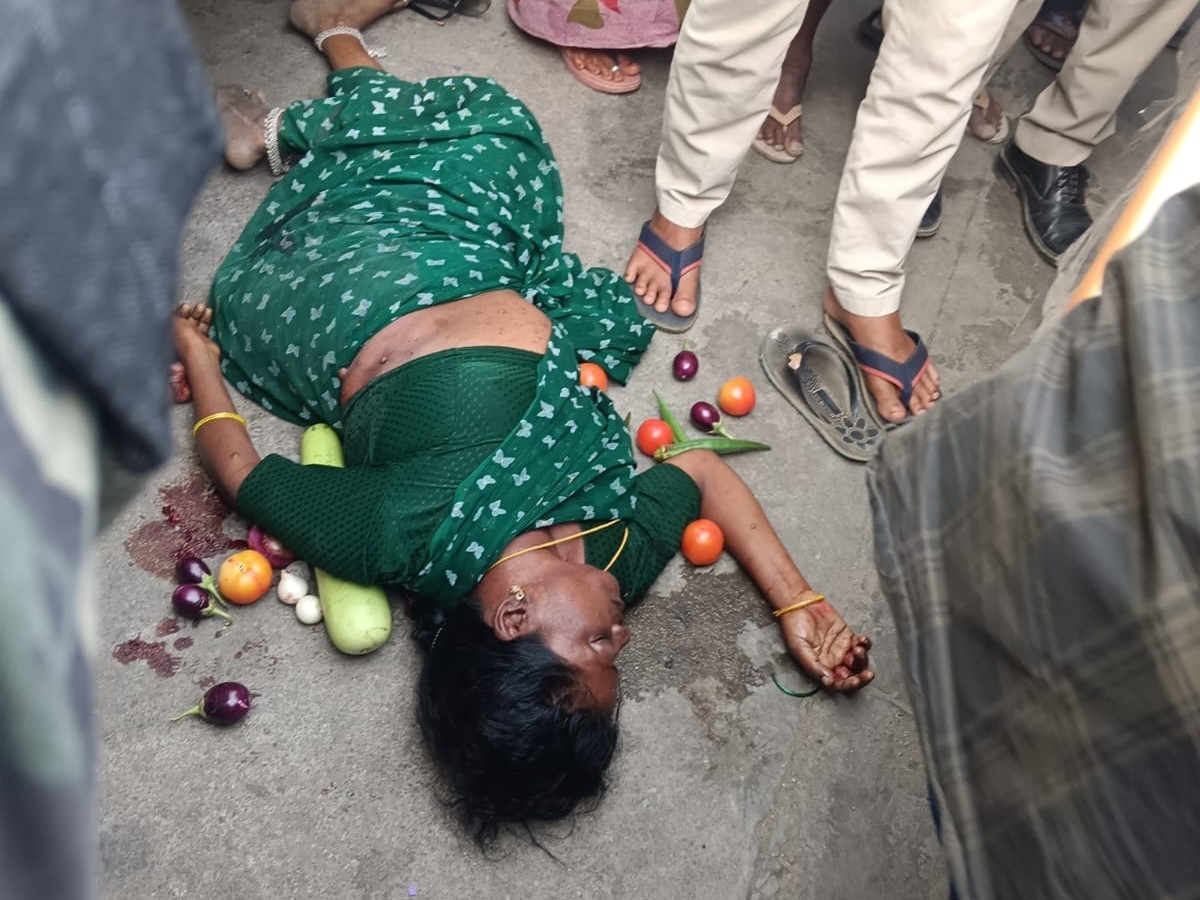 బస్సు టైరు కిందపడి మహిళ మృతి