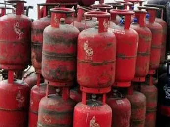 నిబంధనలు గాలికి.. గ్యాస్ సిలిండర్ పై రూ.70 అదనం !