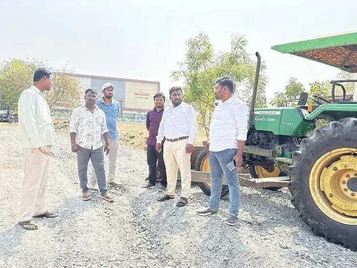 రహదారి నిర్మాణ పనుల పరిశీలన