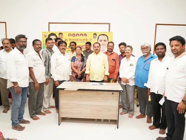 ప్రజల మధ్య ఉంటూ సమస్యలు పరిష్కరించాలి: ఎమ్మెల్యే