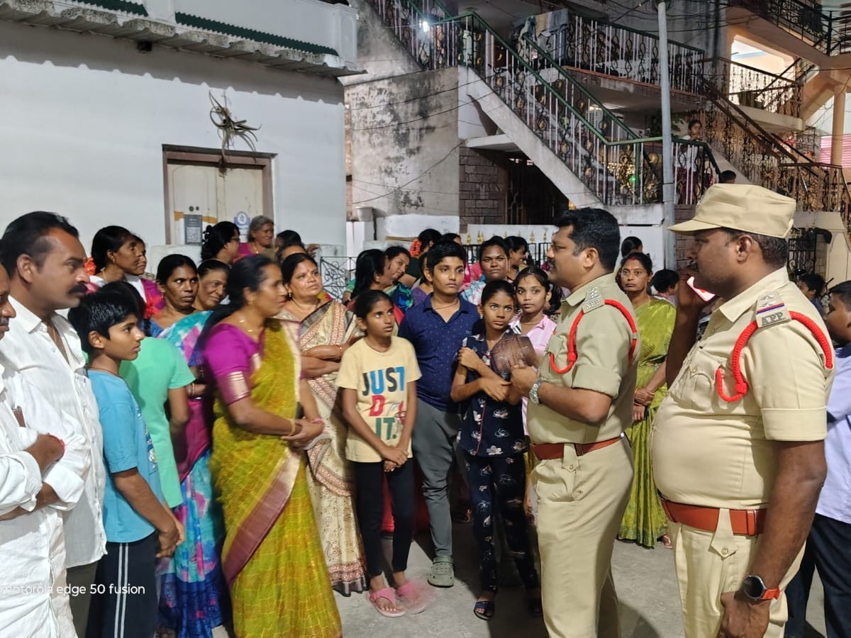 మహిళల భద్రతపై పోలీసులు అవగాహన కార్యక్రమాలు