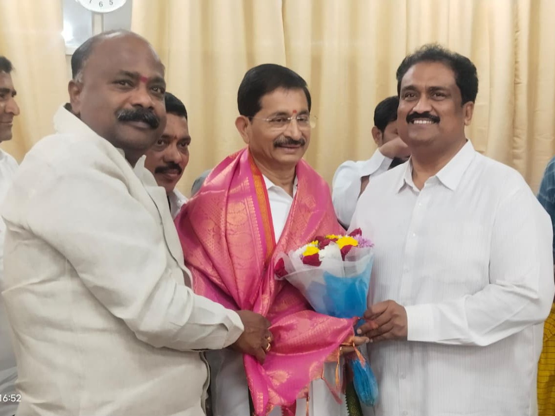 వేం నరేందర్ రెడ్డిని కలిసిన తొర్రూరు కాంగ్రెస్ నేతలు