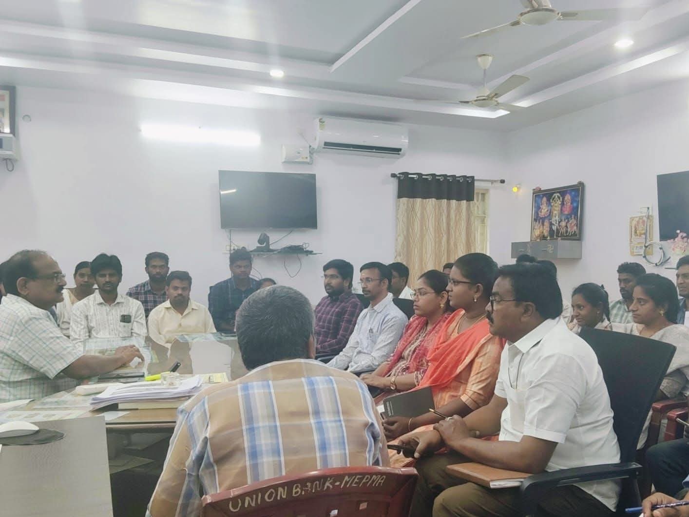 ఉదయం 6 గంటలకే వార్డుల్లో ఉండాలి: కమిషనర్