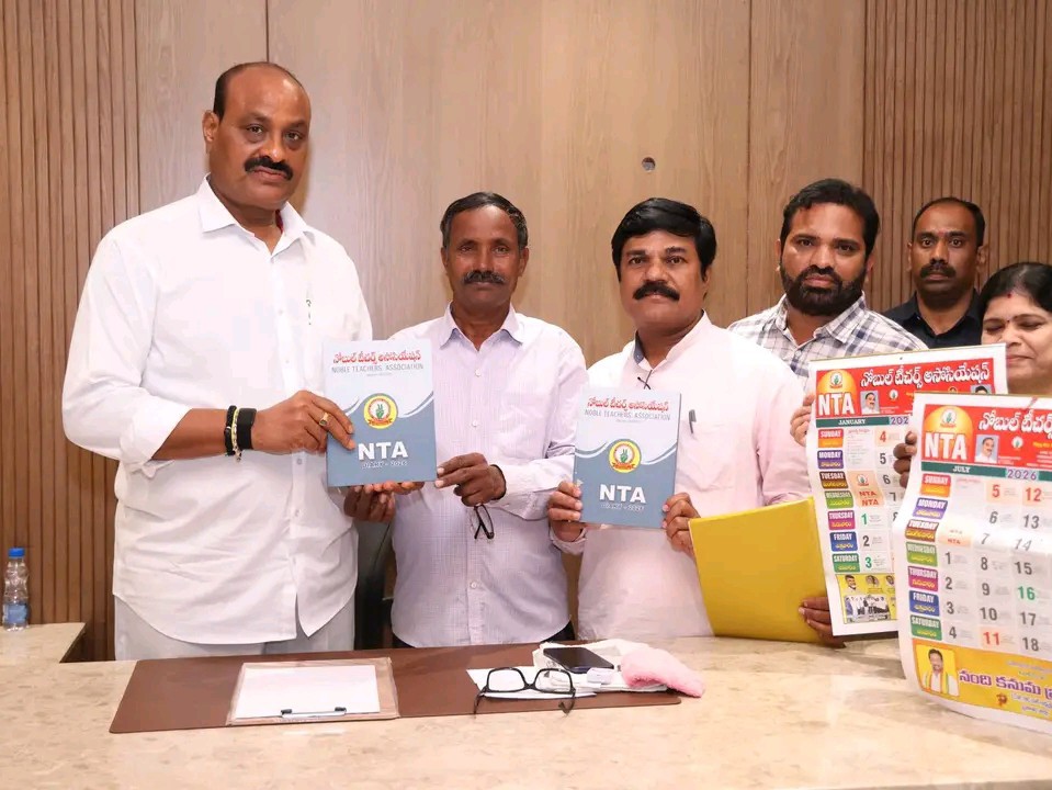 సమాజ నిర్మాణంలో ఉపాధ్యాయుల పాత్ర కీలకం