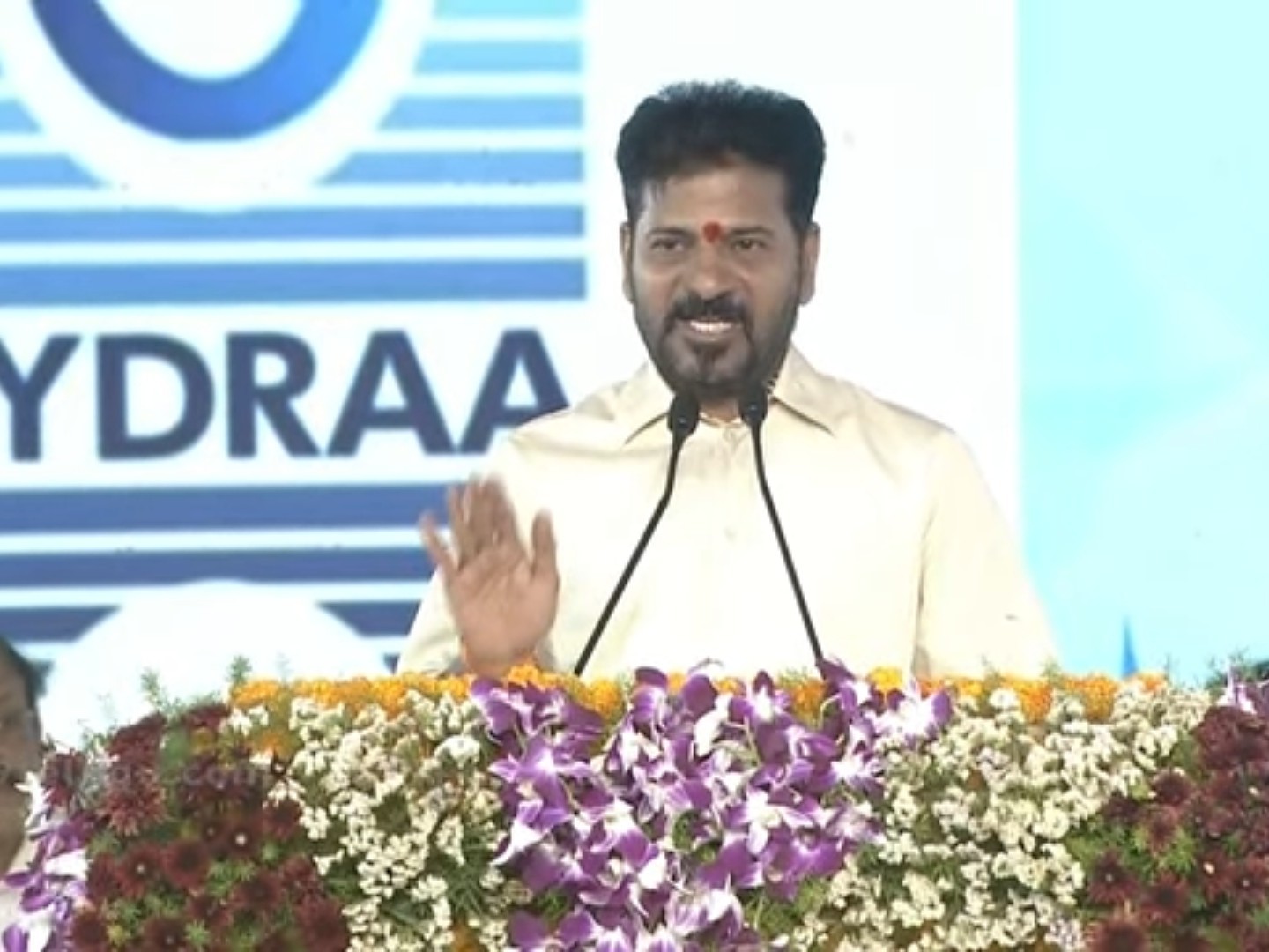 ప్రజలకు గుడ్ న్యూస్.. నల్లచెరువు పక్కనషటిల్ కోర్టు