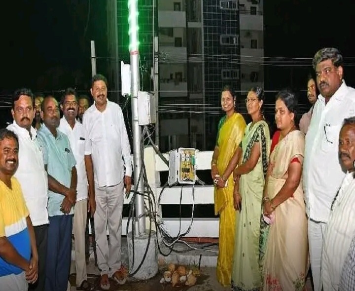 విద్యుత్ లైట్లను ప్రారంభించిన మేయర్