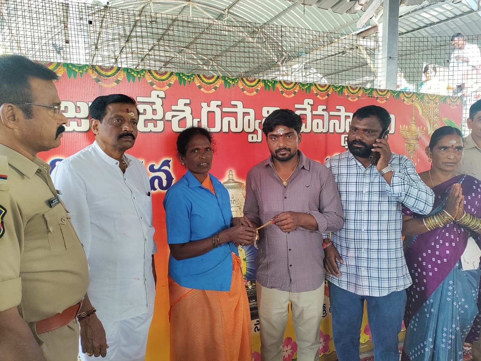 నిజాయితీ చాటుకున్న ఆలయ ఉద్యోగి