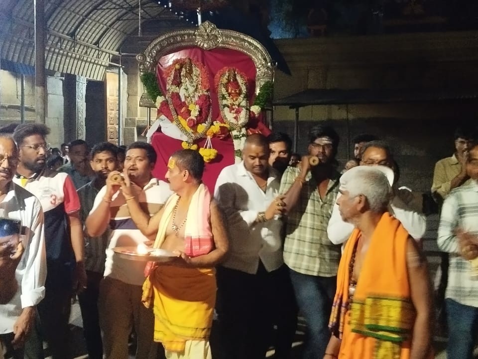 వీరభద్ర స్వామి దేవస్థానంలో ఘనంగా పల్లకి సేవ