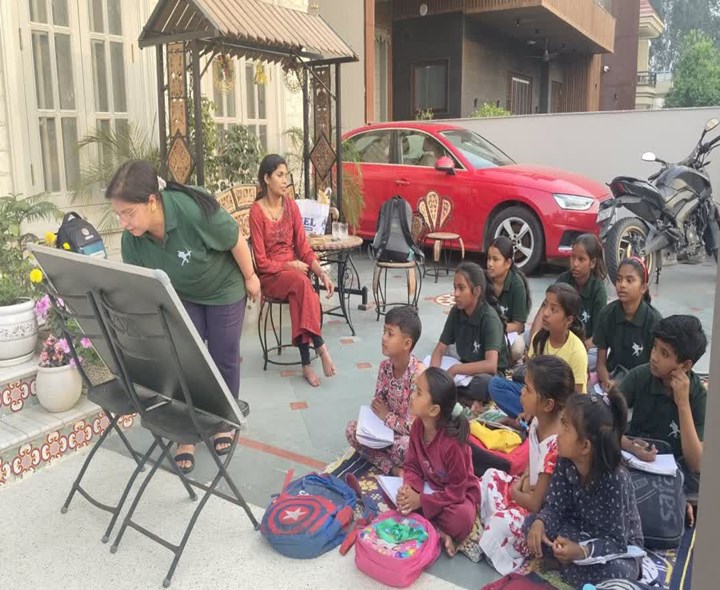 15 ఏళ్లుగా పేద పిల్లలకు ఉచితంగా ట్యూషన్‌