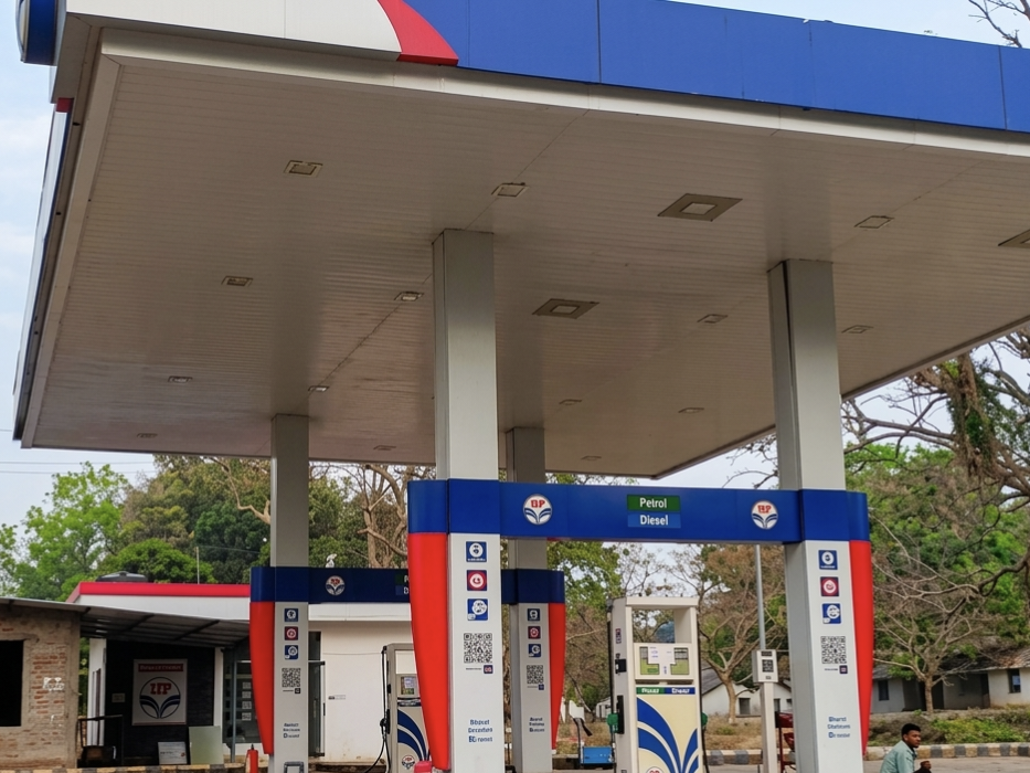 జీసీసీ బంక్‌లో పెట్రోలు, డీజిల్ కొరత