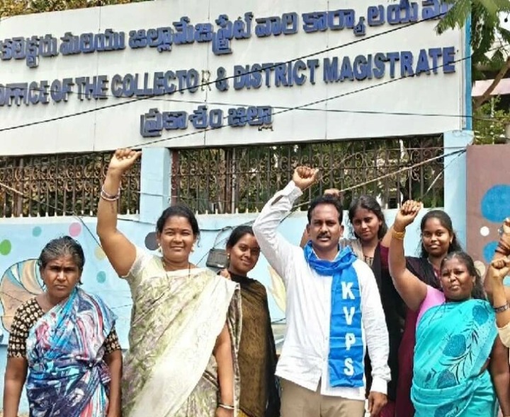 తాకట్టు పెట్టిన బంగారం ఇవ్వడం లేదని కలెక్టర్‌కు ఫిర్యాదు