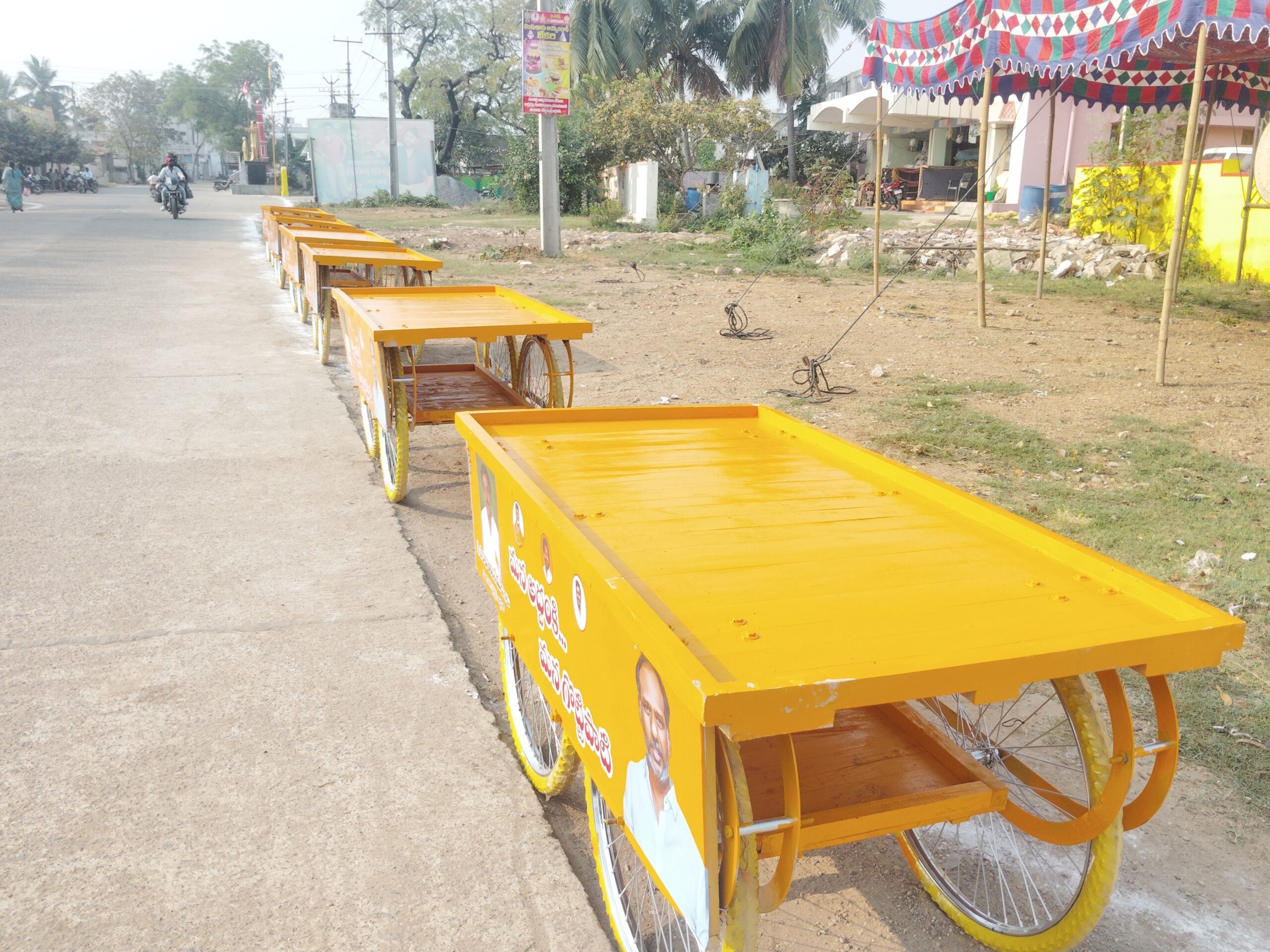 చిరు వ్యాపారులకు తోపుడు బండ్లు పంపిణీ చేయనున్న మంత్రి