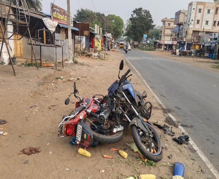 ప్రధాన రహదారిపై రెండు బైకులు ఢీ