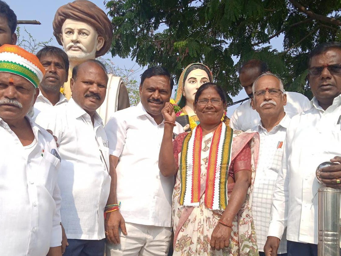 ‘సావిత్రిబాయి పూలేను ఆదర్శంగా తీసుకోవాలి’