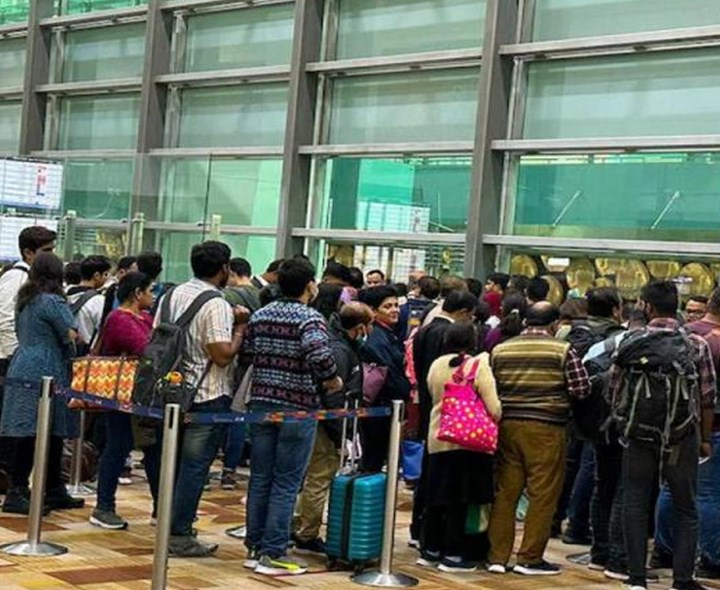 ఢిల్లీ ఎయిర్‌పోర్టులో ప్రయాణికుల ఆందోళన