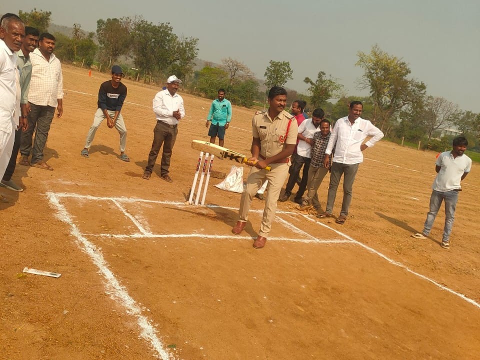 క్రికెట్ టోర్నమెంట్ ప్రారంభించిన ఎస్సై