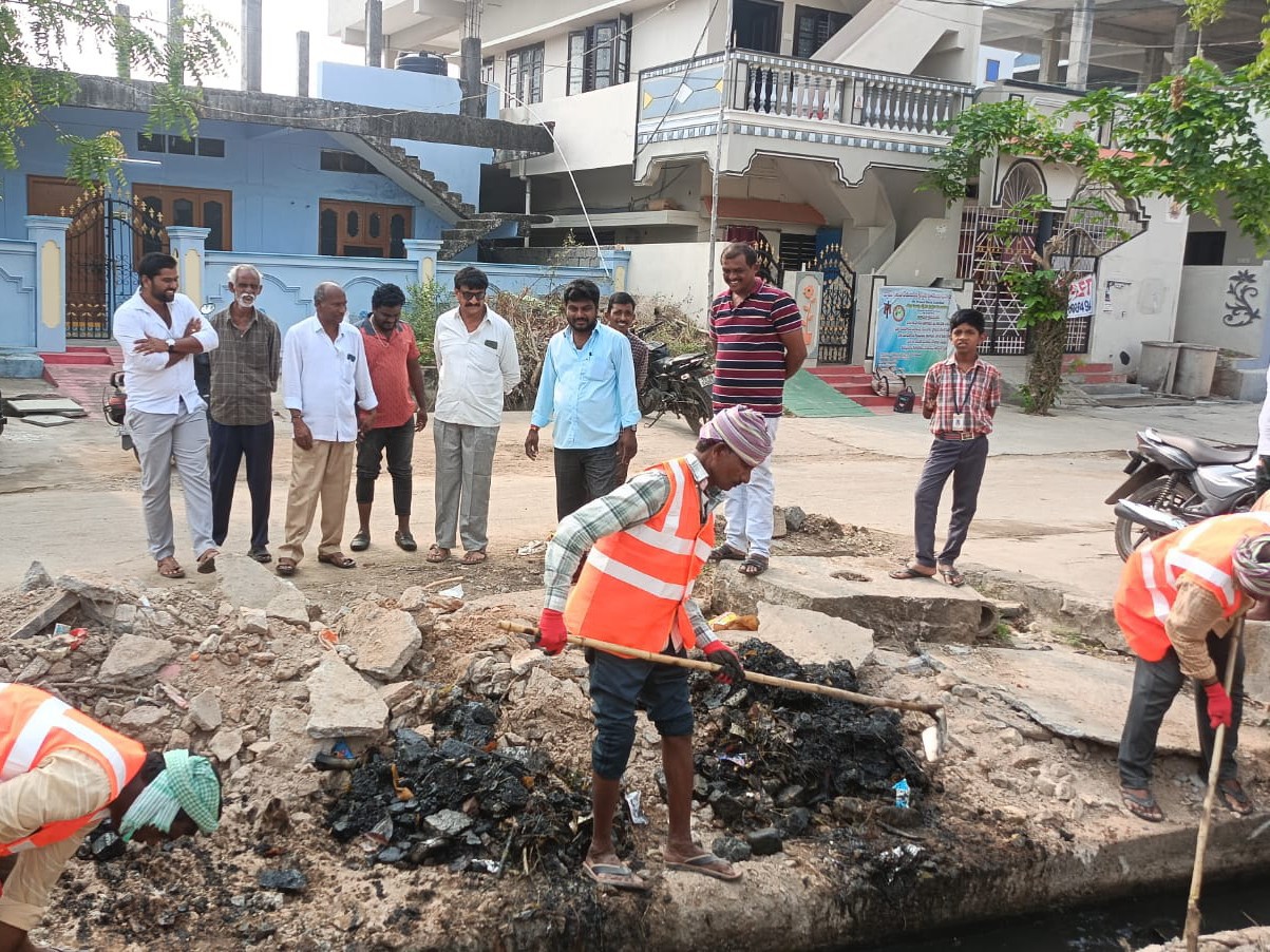 కోదాడ 28వ వార్డులో పారిశుధ్య పనులు