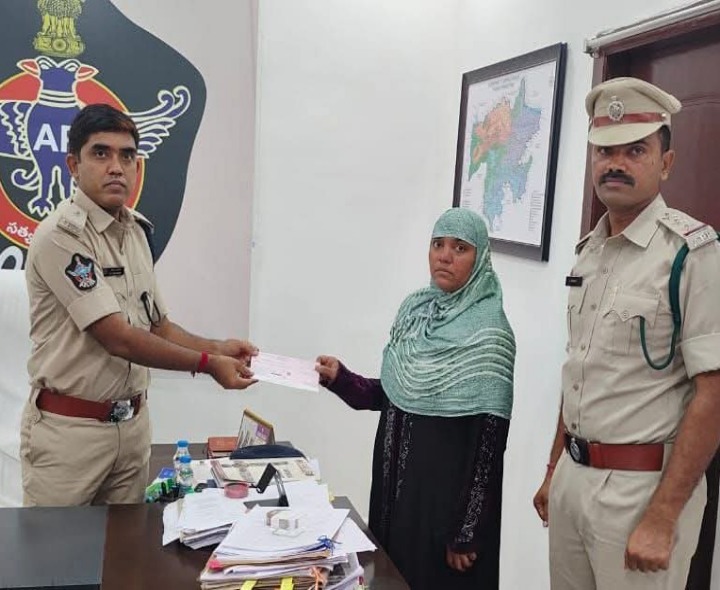 హోంగార్డు కుటుంబానికి ఆర్థిక సాయం అందజేత