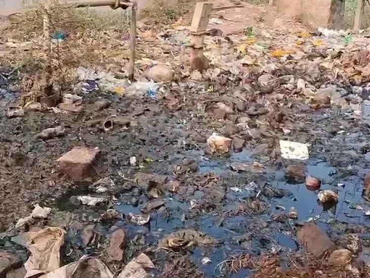 తాగు నీటి చెంత.. మురుగు చింత..!