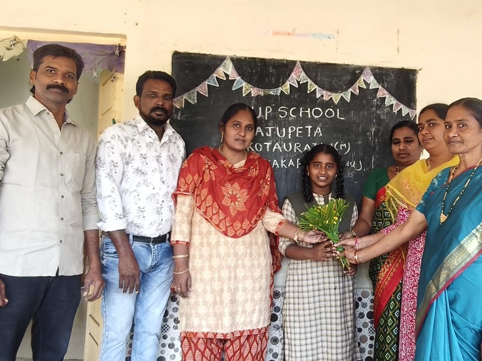 స్కాలర్‌షిప్‌కు ఎంపికైన విద్యార్థినికి అభినందనలు