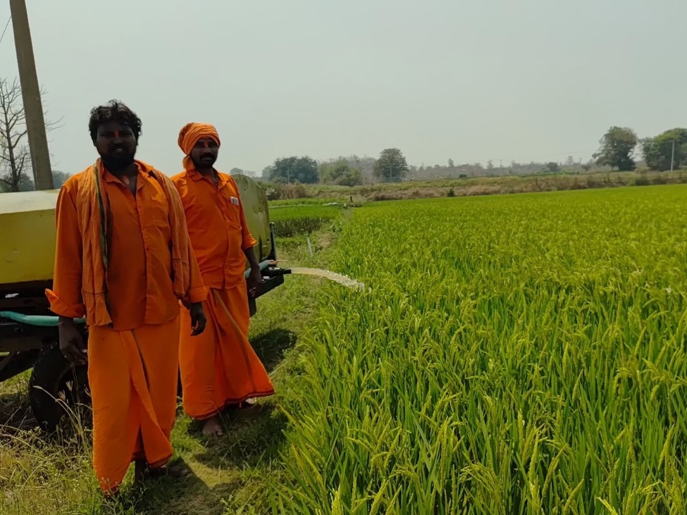 పంటలకు ట్రాక్టర్ ట్యాంకర్లతో నీటి సరఫరా