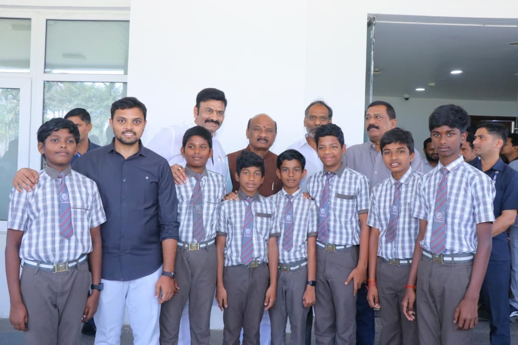 నాడు- నేడుతో జేబులు నింపుకున్నారు: గొట్టిపాటి