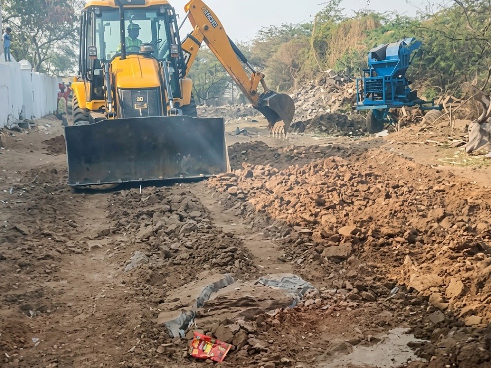 బిలేహల్లో  ప్రారంభమైన సీసీ రోడ్డు పనులు..!