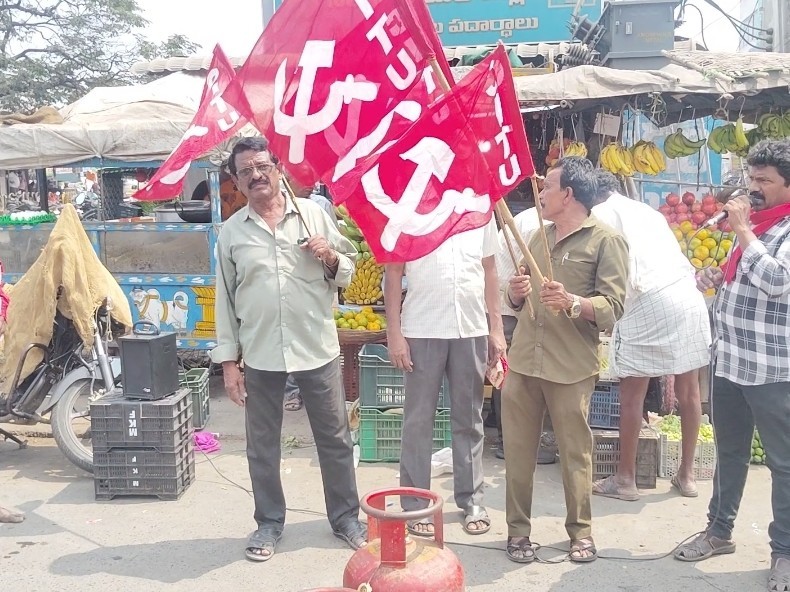 అద్దంకిలో గ్యాస్ సిలిండర్లు పెంపుపై నిరసన