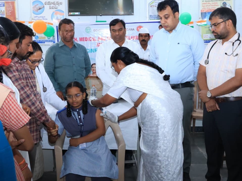 HPV టీకా కార్యక్రమాన్ని ప్రారంభించిన కలెక్టర్