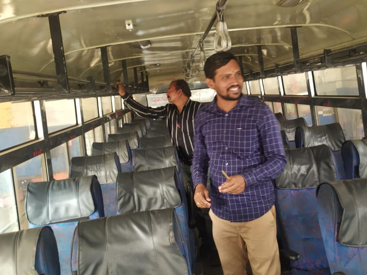 బస్సులను తనిఖీ చేసిన మెకానికల్ ఫోర్స్ మెన్