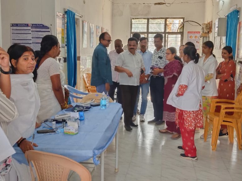 పీహెచ్‌సీని సందర్శించిన DMHO