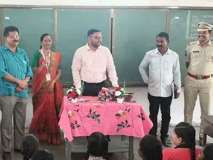 పాఠశాలను ఆకస్మిక తనిఖీ చేసిన కలెక్టర్