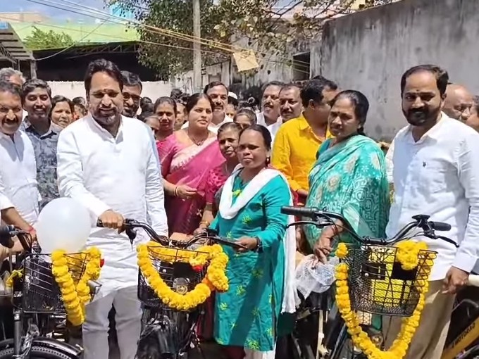 సైకిల్లు పంపిణీ చేసిన ఎమ్మెల్యే