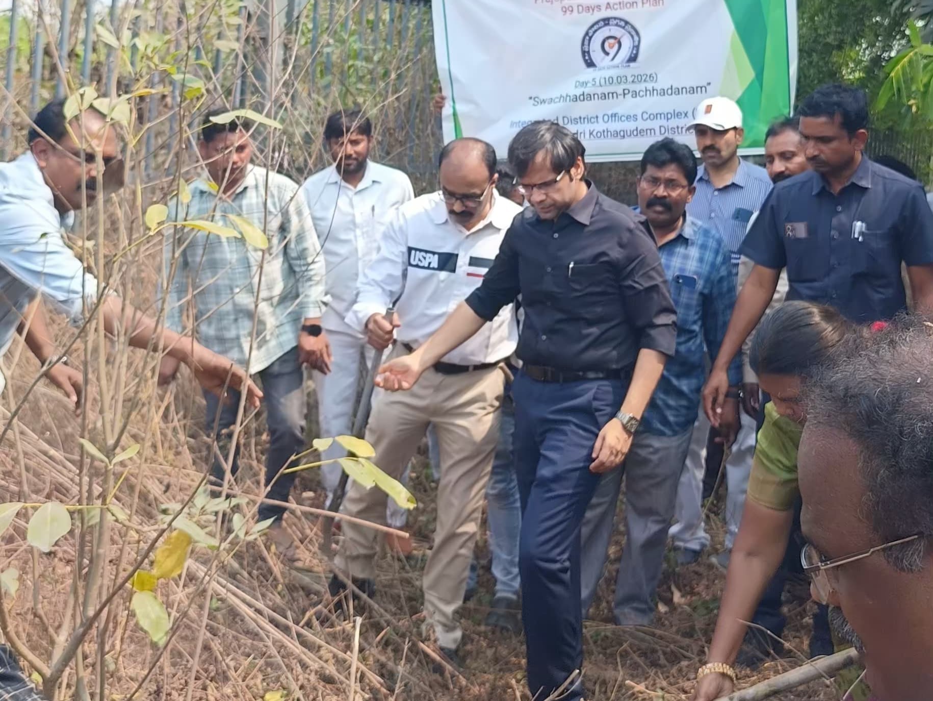 చెత్తను స్వయంగా తొలగిస్తూ శుభ్రం చేసిన కలెక్టర్
