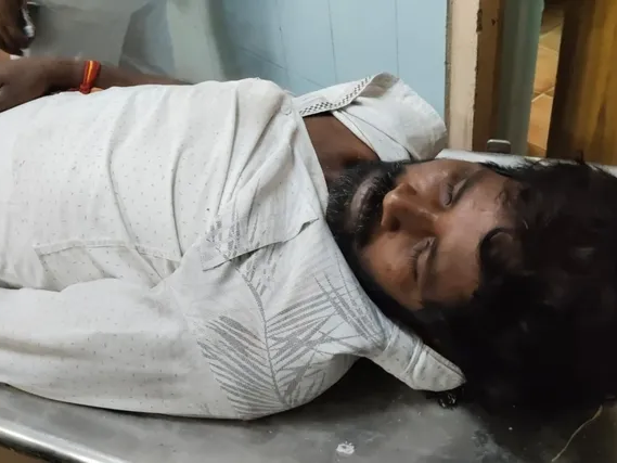 చింతచెట్టు పైనుంచి పడి యువకుడికి తీవ్ర గాయాలు