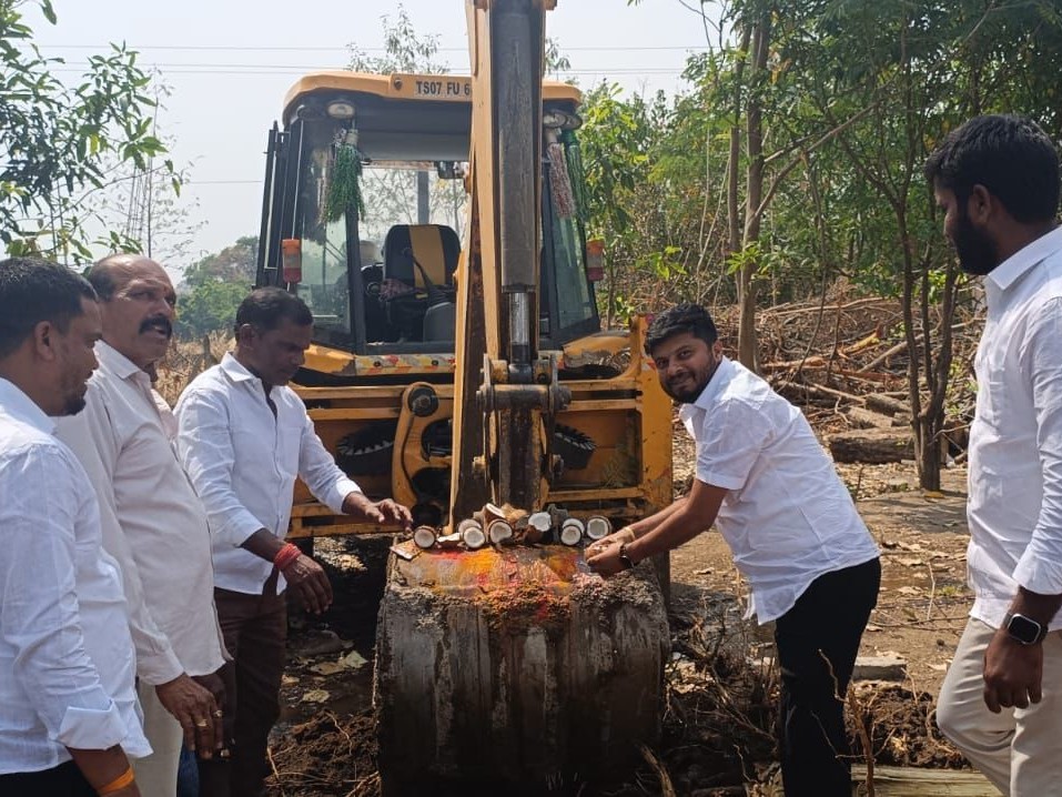 ప్రభుత్వ పాఠశాలలో కాంపౌండ్ వాల్ నిర్మాణానికి భూమి పూజ