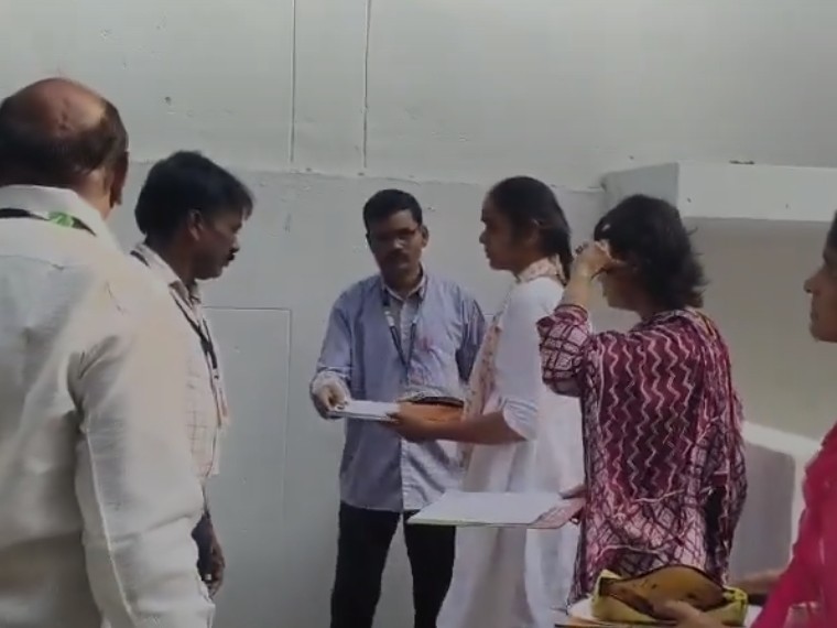 పరీక్షా కేంద్రాన్ని తనిఖీ విద్యాధికారి