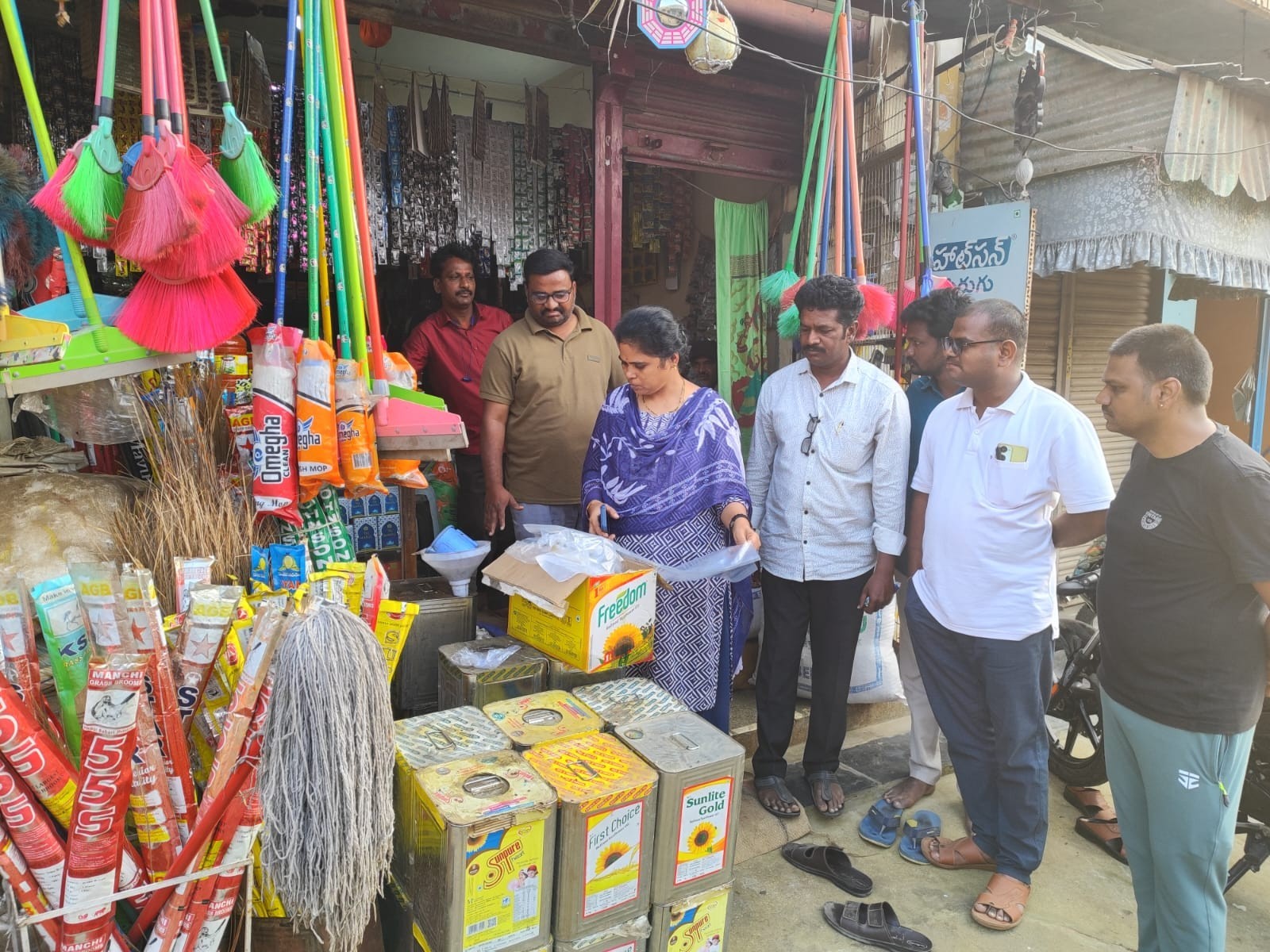 కూరగాయల మార్కెట్‌ను తనిఖీ చేసిన కమిషనర్