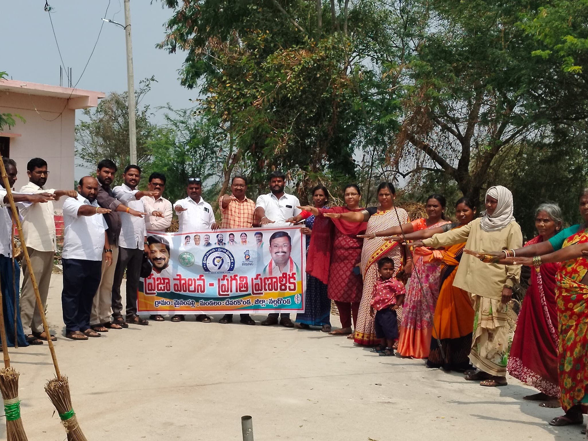 పరిశుభ్రతే లక్ష్యంగా గ్రామస్థుల ప్రతిజ్ఞ